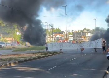 Movimento Moradia Digna ateou fogo em pneus em protesto contra a gestão Ramos.