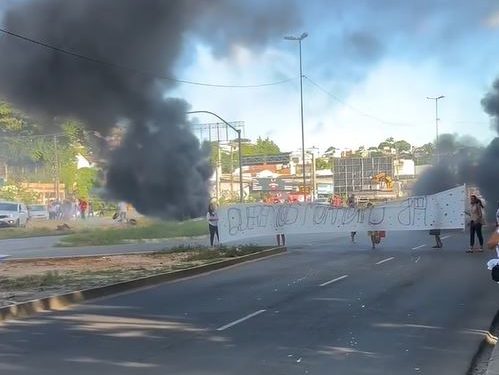 Movimento Moradia Digna ateou fogo em pneus em protesto contra a gestão Ramos.