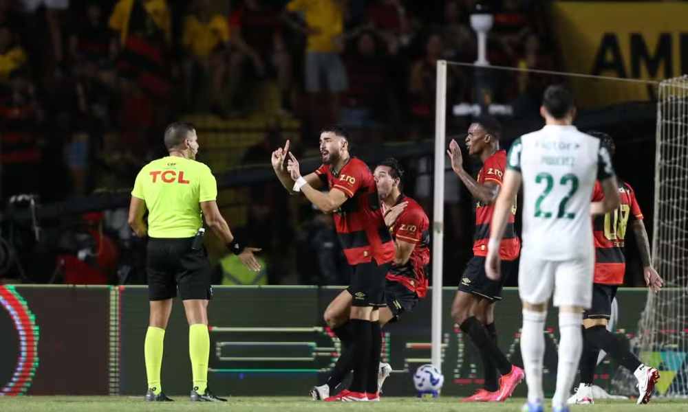 CBF afasta árbitro e equipe do VAR após erros em Sport x Palmeiras pelo Brasileirão