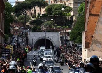 Milhares de fiéis acompanharam o cortejo com o corpo do Papa Francisco pelas ruas de Roma