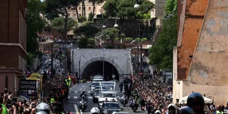 Milhares de fiéis acompanharam o cortejo com o corpo do Papa Francisco pelas ruas de Roma