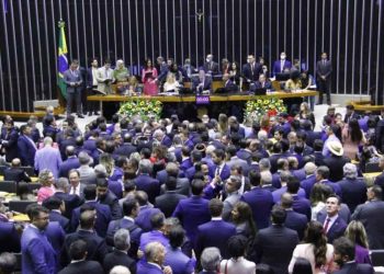 Oposição avança com anistia a condenados do 8/1, mas governo tenta frear