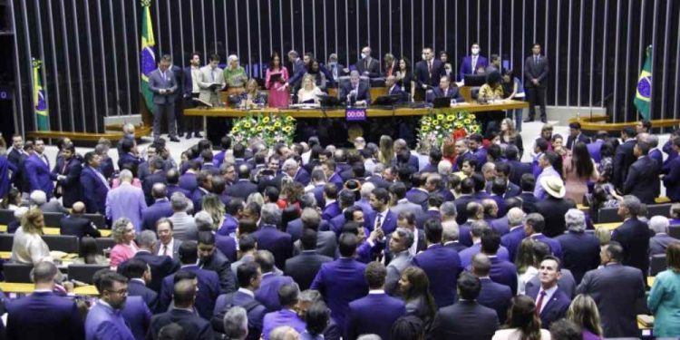 Oposição avança com anistia a condenados do 8/1, mas governo tenta frear