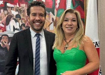 O deputado André Janones e a ex-companheira, Leandra Guedes, prefeita de Ituiutaba (MG).