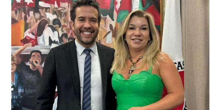 O deputado André Janones e a ex-companheira, Leandra Guedes, prefeita de Ituiutaba (MG).