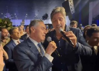 Luís Roberto Barroso canta com Léo Chaves em aniversário de Marcos Pereira em Brasília