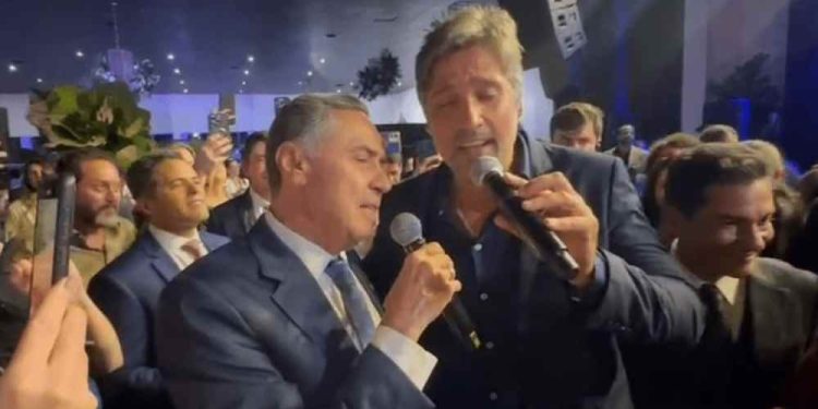 Luís Roberto Barroso canta com Léo Chaves em aniversário de Marcos Pereira em Brasília