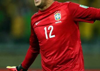 CBF nega camisa vermelha, mas imagem já rende debate político acalorado