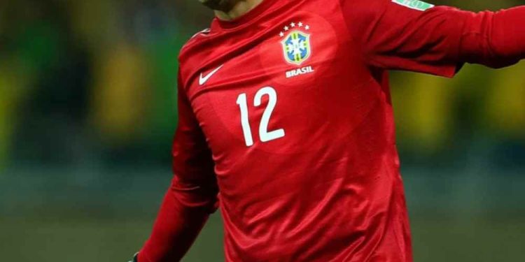 CBF nega camisa vermelha, mas imagem já rende debate político acalorado