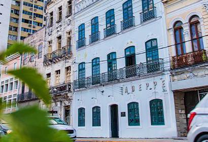 Associação diz que delegado foi atacado pelo agressor, que tentava desarmá-lo