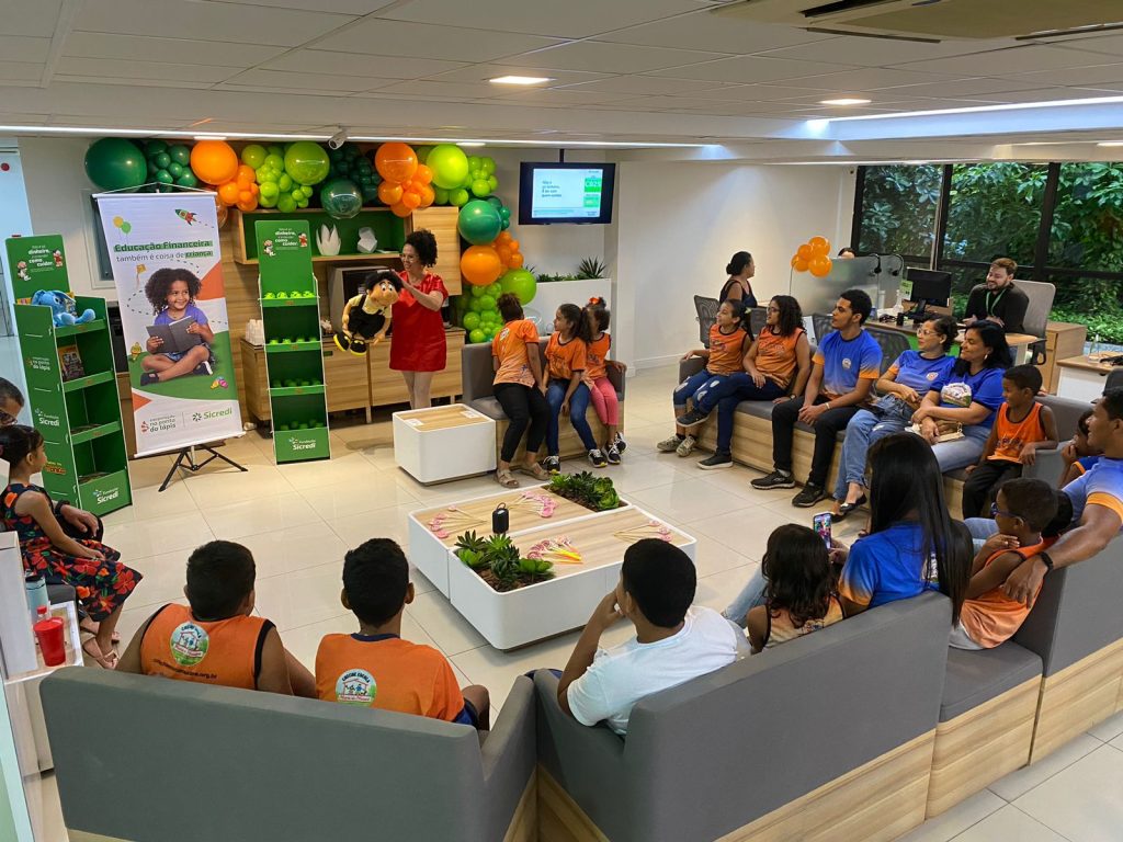 Sicredi leva educação financeira para crianças e adultos em Pernambuco durante a Semana ENEF