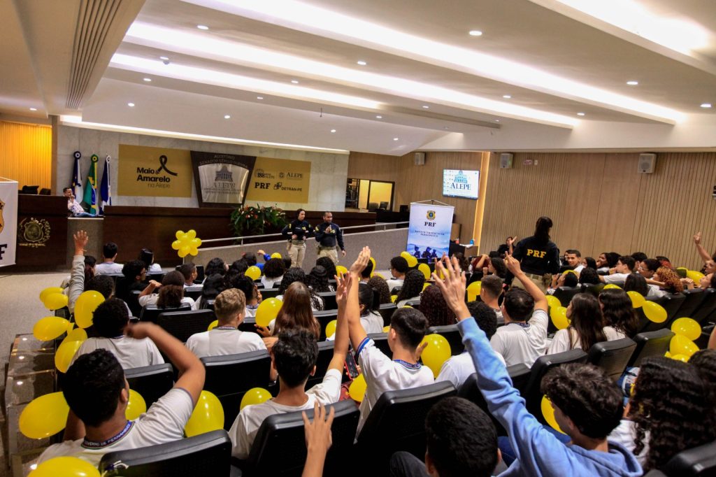 Alepe realiza júri simulado sobre acidentes de trânsito para alunos no Maio Amarelo