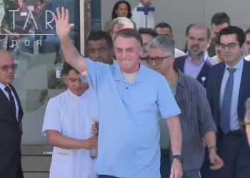O ex-presidente Jair Bolsonaro deixa o hospital após três semanas — Foto: Reprodução/TV Globo