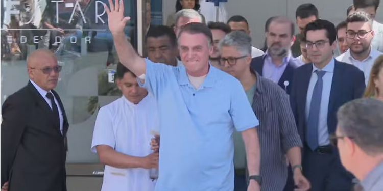 O ex-presidente Jair Bolsonaro deixa o hospital após três semanas — Foto: Reprodução/TV Globo