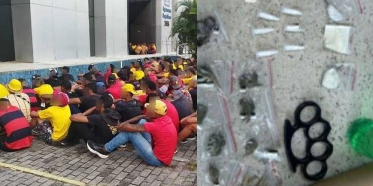 Foram apreendidas drogas, uma soqueira e dois rojões.