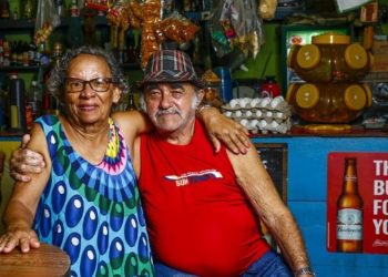 Seu Vital ao lado da esposa, Severina Firmino de Barros, na tradicional bodega no Recife.