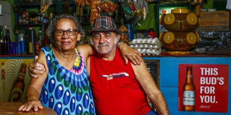 Seu Vital ao lado da esposa, Severina Firmino de Barros, na tradicional bodega no Recife.