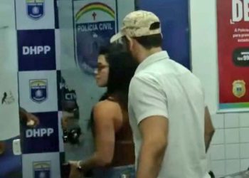 Thamires Cavalcanti chegou ao DHPP acompanhada de um policial amigo