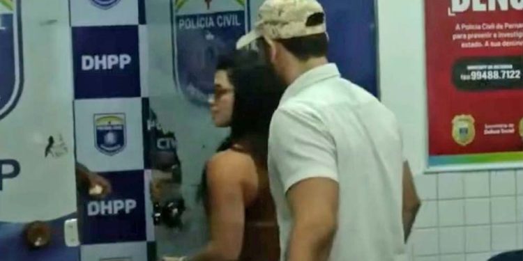 Thamires Cavalcanti chegou ao DHPP acompanhada de um policial amigo