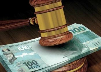 Juíza que condenou jornalista por divulgar remuneração recebeu valores acima do teto constitucional