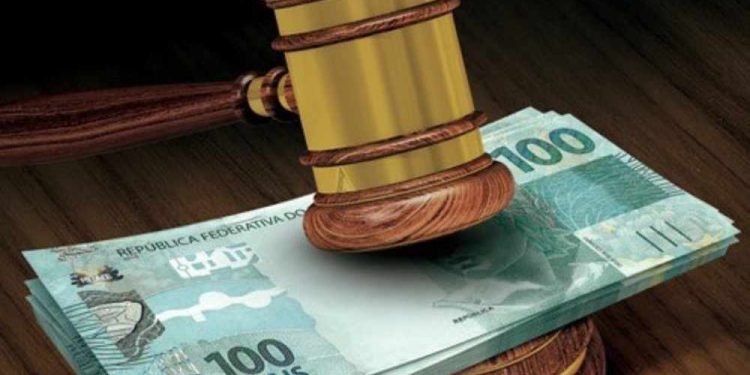 Juíza que condenou jornalista por divulgar remuneração recebeu valores acima do teto constitucional