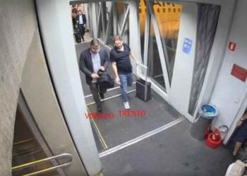 Imagens mostram agente da PF dando acesso privilegiado a suspeitos de fraude no INSS