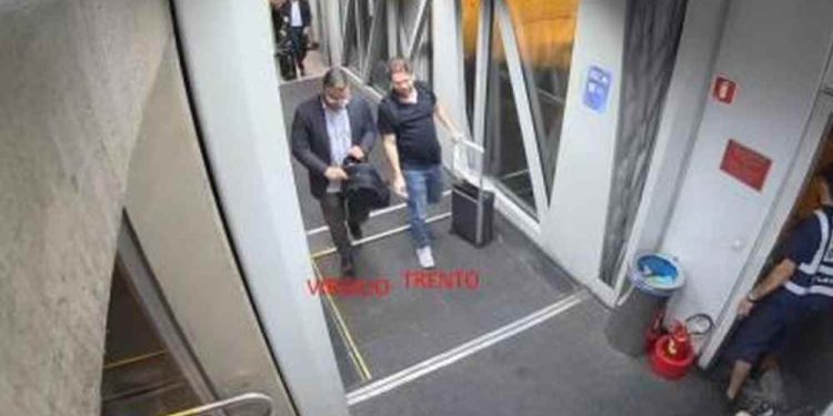 Imagens mostram agente da PF dando acesso privilegiado a suspeitos de fraude no INSS