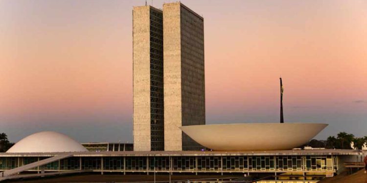 Moody’s rebaixa perspectiva do Brasil de positiva para estável e alerta sobre desafios fiscais