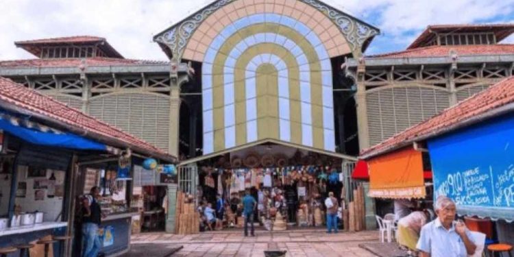 Incêndio em poste na praça do Mercado de São José expõe falta de manutenção e revolta comerciantes