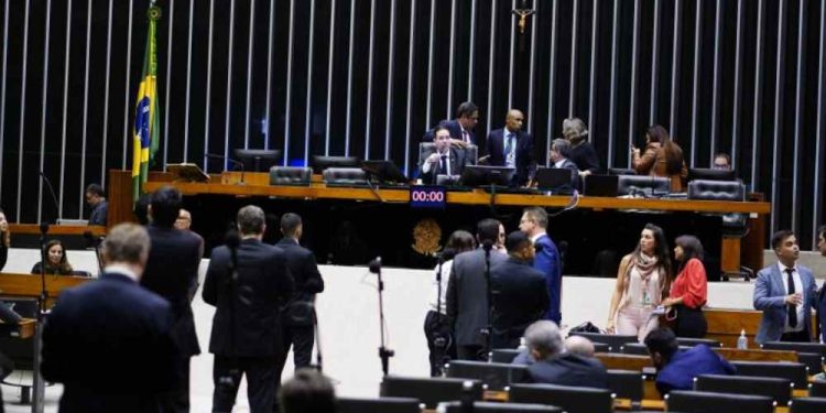 Proposta de ampliação da Câmara para 531 deputados avança em Brasília