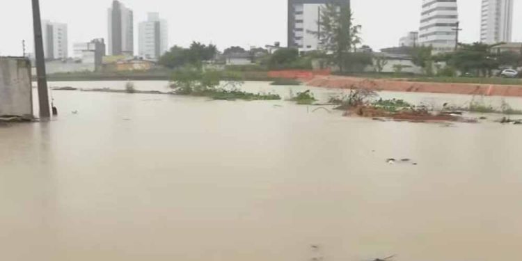 Grande Recife continuará com chuva durante a madrugada desta sexta-feira