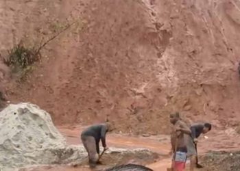 Moradores de Bomba do Hemetério pedem ajuda para conter barreira em risco de desabamento