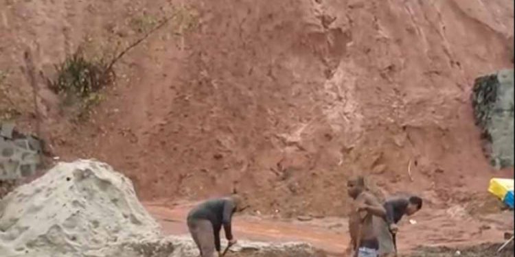 Moradores de Bomba do Hemetério pedem ajuda para conter barreira em risco de desabamento