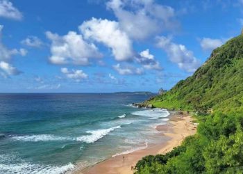 Turista de 59 anos morre afogado na Praia do Boldró, em Fernando de Noronha