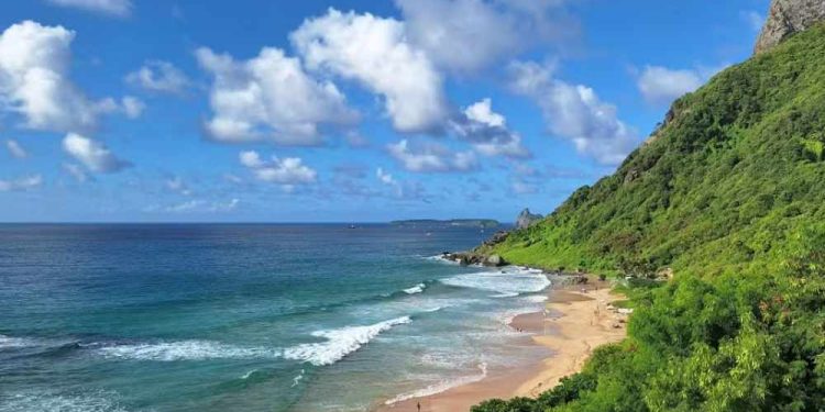 Turista de 59 anos morre afogado na Praia do Boldró, em Fernando de Noronha