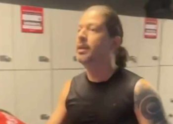 Homem que tentou impedir personal trainer de entrar em banheiro dentro de academia no Recife