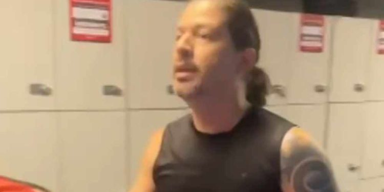 Homem que tentou impedir personal trainer de entrar em banheiro dentro de academia no Recife