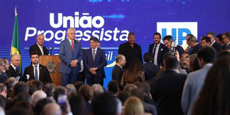 Com receio de perder influência, parlamentares ameaçam deixar União e PP