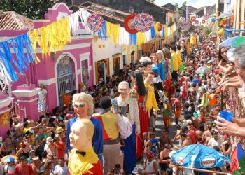 Carnaval pernambucano é referência para brasileiros e estrangeiros.