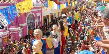 Carnaval pernambucano é referência para brasileiros e estrangeiros.