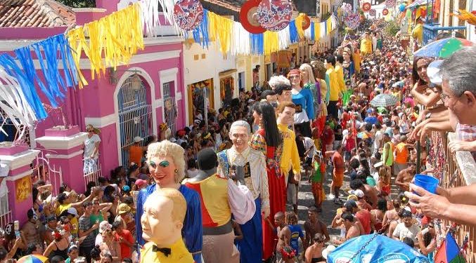 Carnaval pernambucano é referência para brasileiros e estrangeiros.