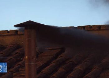 Fumaça preta, sinalizando que o novo papa ainda não foi escolhido.