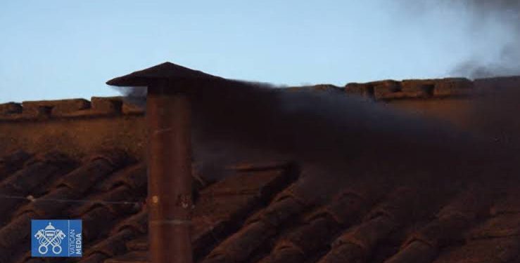 Fumaça preta, sinalizando que o novo papa ainda não foi escolhido.