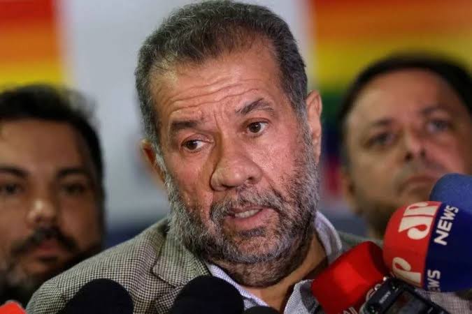 Lupi sob pressão: auxiliares de Lula indicam possível saída do ministro devido à crise no INSS