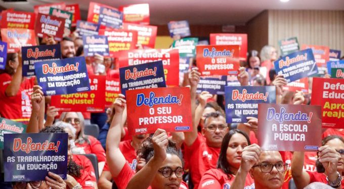 Proissionais da Educação esperavam ansiosamente pela aprovação do reajuste. Foto: Giovanni Costa