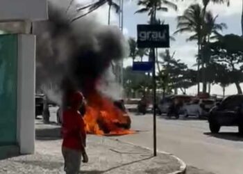 Carro é destruído por incêndio na Avenida Boa Viagem durante o rush