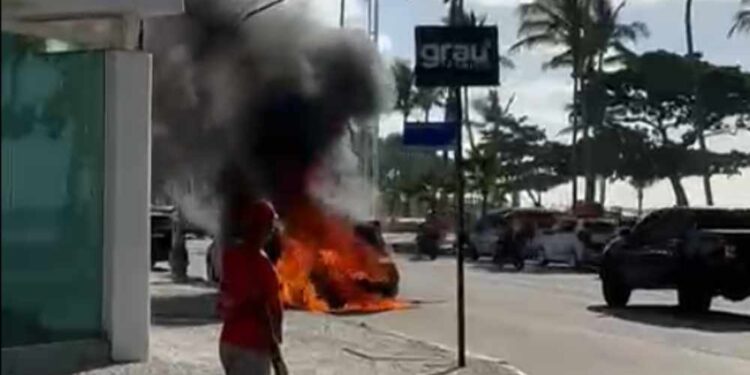 Carro é destruído por incêndio na Avenida Boa Viagem durante o rush