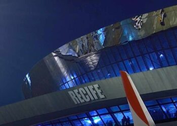 Azul prioriza voos internacionais e cancela rotas nacionais, gerando polêmica