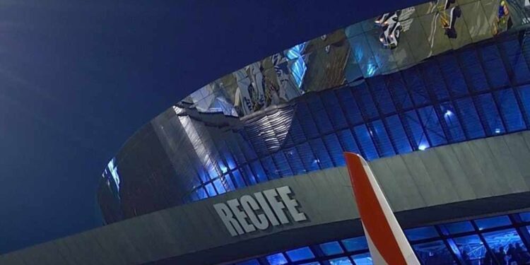 Azul prioriza voos internacionais e cancela rotas nacionais, gerando polêmica