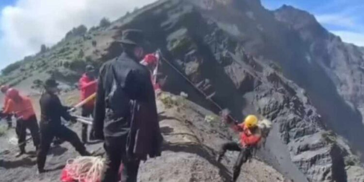 "Brasileira Juliana Marins é resgatada sem vida após acidente no monte Rinjani, na Indonésia